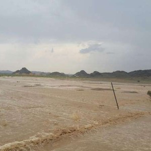 بالصور: "عالية" تبدأ تأثيرها على المدينة وتتسبب في جريان الأودية والشعاب