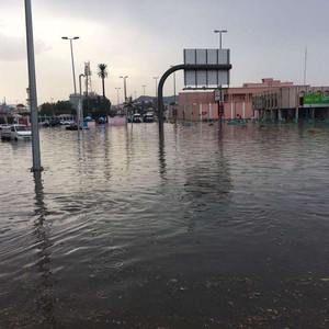 السعودية.. الأمطار الغزيرة تُغرق سيارات بالطائف