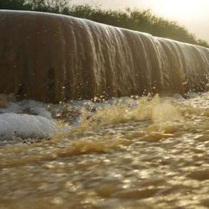 بالصور.. سيول جازان تدمر طرقًا في المنطقة  