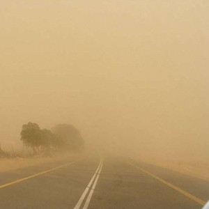 موجة غبار كثيفة تشهدها ينبع تجتاح طريق جدة والمدينة السريع