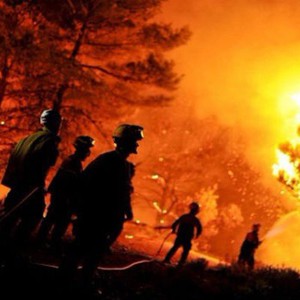 Thousands flee wildfires in northeast Athens