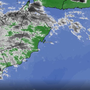 عُمان - تحديث الساعة 5:45 عصراً : استمرار تأثر بعض المناطق بالسُحب الرعدية الماطرة 