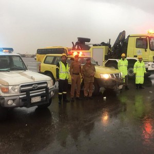 بعد أن حاصرتهم مياه الأمطار.. مدني ينقذ 40 محتجزاً ويُخلي 10 أسر