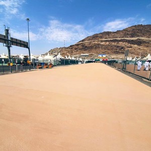 السعودية |  الانتهاء من المشروع التجريبي لخفض حرارة طرق المشاة بالمشاعر المقدسة من 15 إلى 20 درجة