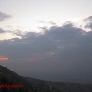 طقس السبت: انخفاض قليل آخر على الحرارة وزخات مطرية مُحتملة