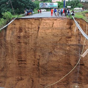 فيضانات جنوب افريقيا تحصُد أكثر من 300 وفاة والعلماء يصفونها بإحدى كوارث تغير المناخ