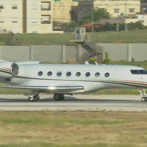 شاهد بالفيديو: سرب من سلاح الجو الملكي يرافق طائرة الملك عبدالله الثاني لحظة وصولها سماء المملكة