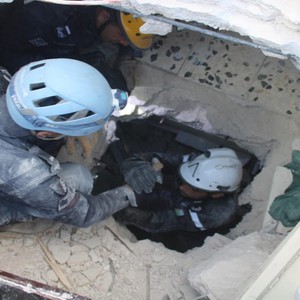 الاردن | بعد 19 ساعة.. إنقاذ أحد الأشخاص من تحت أنقاض العمارة المنهارة في اللويبدة