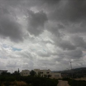 زخات رعدية من المطر واستمرار الغبار يوم الأحد