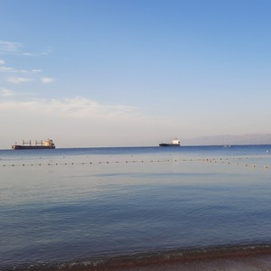 إجلاء 13 سائحا و2 من طواقم قارب متوسط الحجم جنح في خليج العقبة