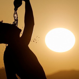 وزير العمل يحظر العمل لعدة ساعات لأعمال محددة خلال موجة الحر