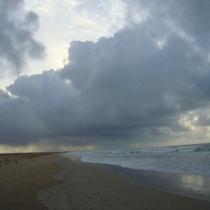 استمرار فرصة تساقط الأمطار الليلة وغد الأربعاء 