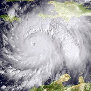 المركز الوطني الأمريكي يحذر من احتمال تشكل إعصار فوق المحيط الأطلسي