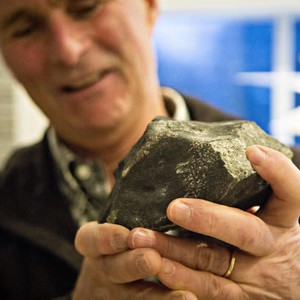 بالصور : سقوط حجارة نيزكيّة من السماء على منزل في النرويج 