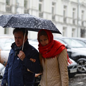 بالصور: الثلوج في زيارة متأخرة للعاصمة الروسية موسكو 