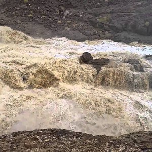 مغردون: وادي عبري يفيض بالمياه بعد يومين من الأمطار 