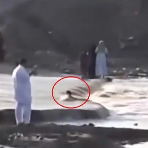 شاهد.. ردة فعل بطولية من أب سقط نجله في مجرى أحد السيول 