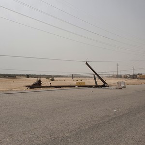 بالفيديو | عاصفة تتسبب بسقوط أعمدة كهرباء واشتعال حريق في محافظة الاحساء بالسعودية