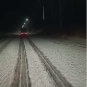 الأردن - شاهد | في مشهد نادر .. تساقط كثيف للبرد على أجزاء من منطقة العقبة