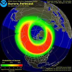 Une forte tempête géomagnétique frappe la terre et illumine le ciel de certains pays avec les lumières des aurores boréales