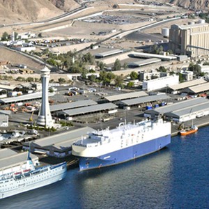 باخرة فوسفات تحترق قبالة ميناء العقبة 