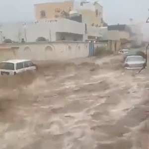 بالفيديو | كسير جدة 2022 .. سحب سوداء وكميات هائلة من الأمطار خلال ساعتين فقط!