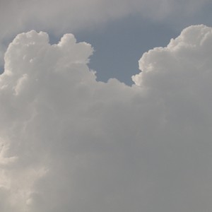 الأقمار الإصطناعية ترصد سحابة رعدية إلى الغرب من مدينة العين 