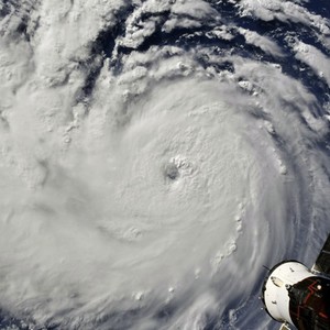 بشكل نادر .. 5 اضطرابات مدارية متزامنة الآن في المحيط الأطلسي ما بين عواصف وأعاصير!  