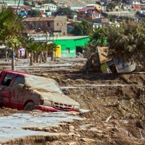 مليار ونصف دولار لإعادة إعمار تشيلي بعد الفيضانات