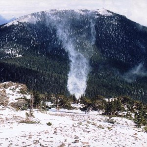 شاهد بالصور : الإعصار الثلجي ..ظاهرة غريبة جداً في عالم الطقس ، فما سبب تكوّنها؟