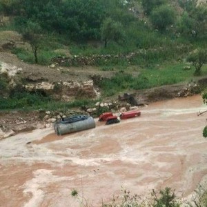 انقاذ اربعة كويتيين ومواطنين علقت مركباتهم في وادي الريان