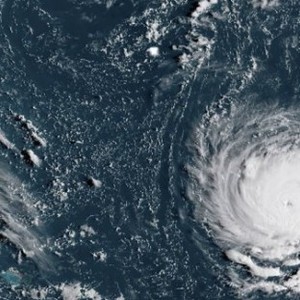 الإعصار فلورنس يضعف لكنه لا يزال خطيرا مع تحركه صوب الساحل الشرقي لأمريكا