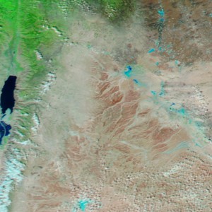 صورة من الفضاء | برك مائية وبحيرات وسيول في الصحراء الأردنية بعد الحالة الجوية الماضية