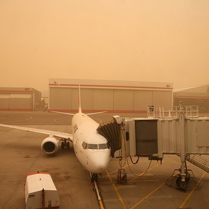 تدني مدى الرؤية الأفقية في مطار أبوظبي الدولي عصر الإثنين