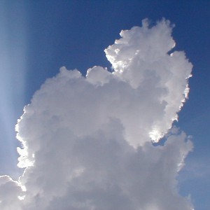 فرصة لتشكُل سُحُب ركامية وهُطول أمطار على أجزاء "محدودة" من الجبال شرقاً