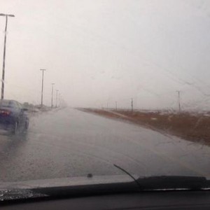 أمطار رعدية وصواعق قرب منطقة الشويب والحدود العُمانية الإماراتية