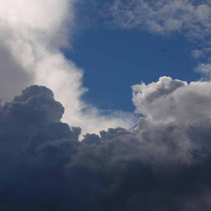 الإمارات: ضباب على بعض المناطق الساحلية و الداخلية صباحاً مع فُرصة تكون بعض السحب الركامية المُمطرة شرقاً بعد الظهر خلال الأيام القادمة