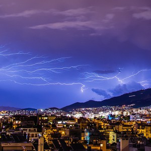 اليمن | اشتداد الأحوال الجوية غير المستقرة وفرصة للأمطار الرعدية بأجزاء واسعة من البلاد الثلاثاء وتوصيات للتعامل معها