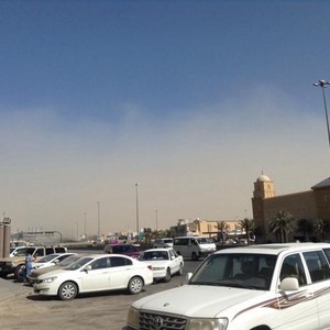 بالصور: موجة غبار تؤثر على الرياض وانخفاض مدى الرؤية الأفقية