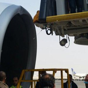 مشاهد أولية لحادثة اصطدام الطائرة بجسر المطار في الرياض 