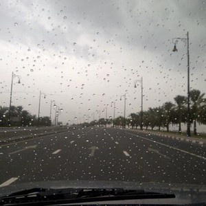 السبت : رياح نشطة وفرصة لزخات محلية من المطر فوق أجزاء محدودة من الجزر والمناطق الغربية