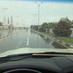 تساقُط الأمطار على أجزاء من شمال السعودية و شرقها