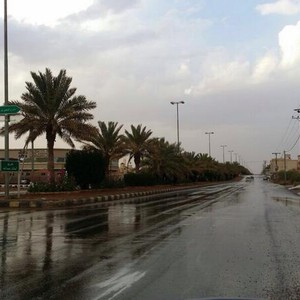 بالصور : أمطار خفيفة على محافظة شقراء شمال الرياض