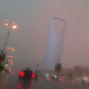 بالصور : عاصفة رعدية في أحياء العاصمة الرياض و الفرصة مستمرة حتى ساعات ليلة الثلاثاء