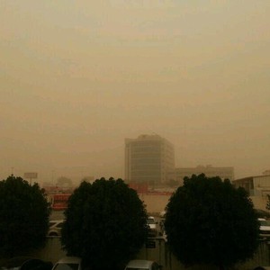 العاصفة الرملية الثانية تخفي معالم الدمام ، والرؤية شبه معدومة!