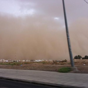 بالصور: عاصفة رملية جدارية تداهم أجواء الدوادمي مع أصوات الرعد