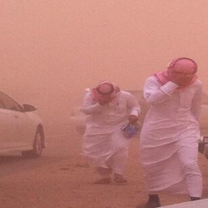 بالصور: موجة غبار شديدة تداهم القصيم وخروج بعض الطلاب من المدارس