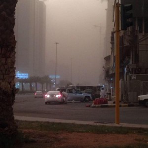 غبار كثيف يضرب مكة المُكرمة بالتزامن مع نشاط رعدي قوي على غرب السعودية 