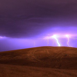 البروق تزين سماء مدينة العين  