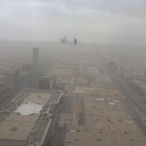 غبار يلف الرياض منذ ساعات فجر الخميس